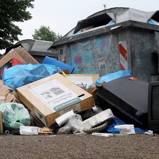 Altpapiercontainer, Müllabladeplatz , illegale Entsorgung von Abfall, Fernsehgeräten, Teppichen ,Koffern ,Farbeimern und Plastikmüll.
