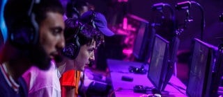 Teilnehmer sitzen an Computern bei der zehnten Ausgabe des Festivals DreamHack in Valencia. DreamHack ist das größte Netzwerk von Gaming- und digitalen Unterhaltungsfestivals weltweit.