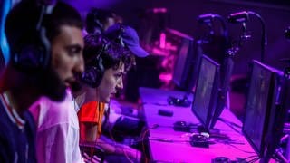 Teilnehmer sitzen an Computern bei der zehnten Ausgabe des Festivals DreamHack in Valencia. DreamHack ist das größte Netzwerk von Gaming- und digitalen Unterhaltungsfestivals weltweit.