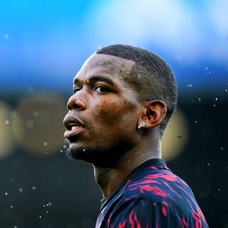 Paul Pogba von Manchester United wärmt sich vor dem Start des Fußballspiels der englischen Premier League zwischen Leeds United und Manchester United in der Elland Road auf.