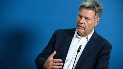 Robert Habeck (Bündnis 90Die Grünen), Bundesminister für Wirtschaft und Klimaschutz, äußert sich bei einer Pressekonferenz nach dem Treffen der Bundesregierung mit Vertretern der Wirtschaft und der Gewerkschaften zum Fachkräftemangel.