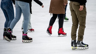 Junge Leute beim Schlittschuhlaufen