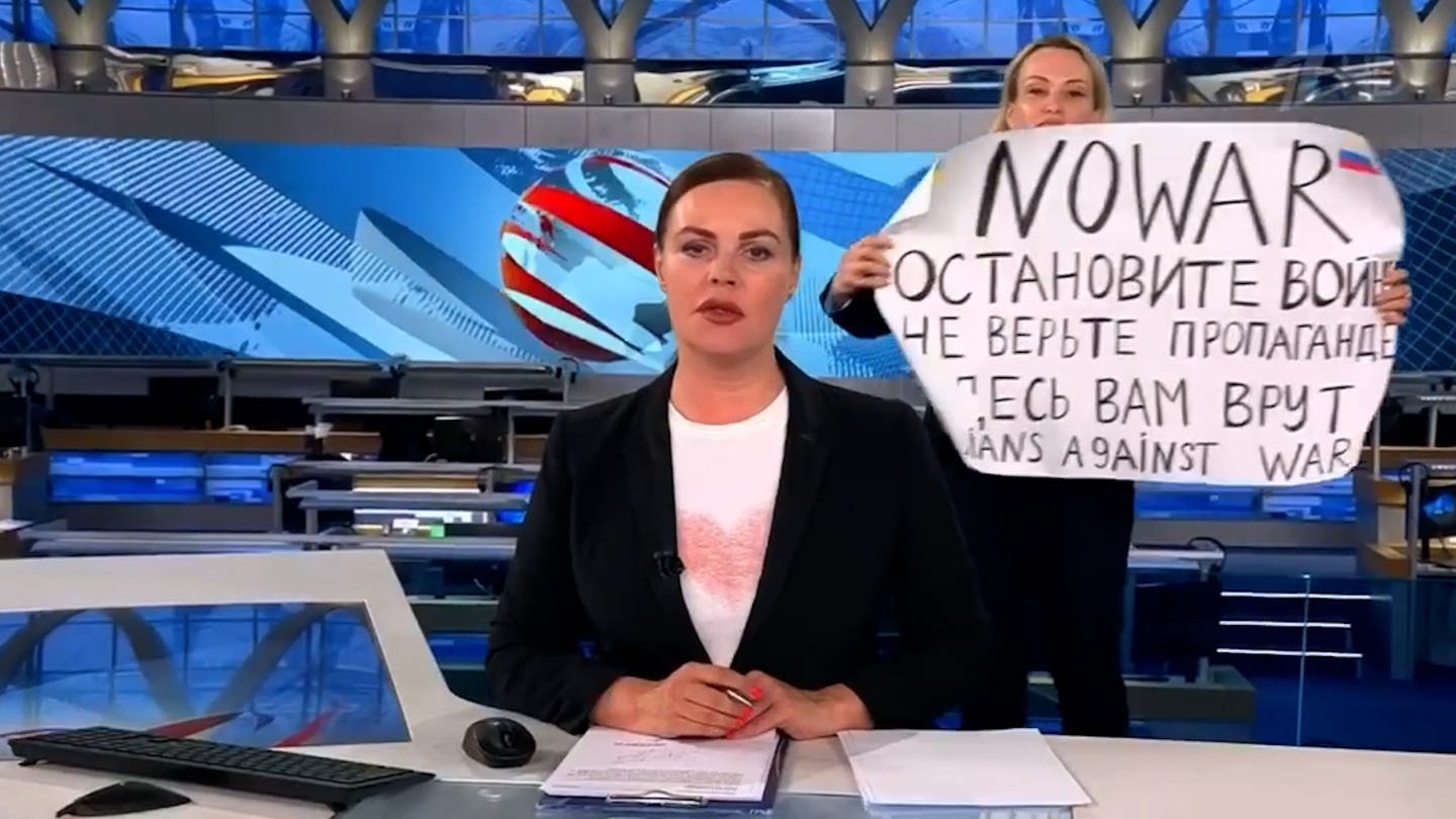 Der Screenshot aus der abendlichen Hauptnachrichtensendung des russischen Staatsfernsehen zeigt die Protestaktion von Marina Ovsyannikova.