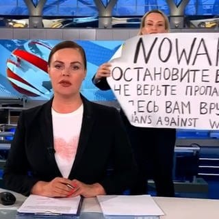 Der Screenshot aus der abendlichen Hauptnachrichtensendung des russischen Staatsfernsehen zeigt die Protestaktion von Marina Ovsyannikova.