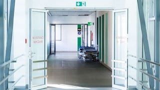 Krankenbetten stehen in einem Gang im Klinikum Großhadern in München. 