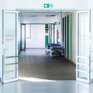 Krankenbetten stehen in einem Gang im Klinikum Großhadern in München. 