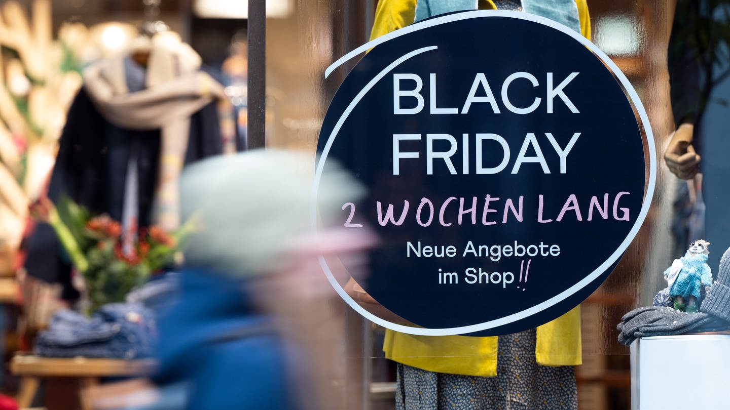 Schaufenster mit Rabatt-Werbung: Viele Händler reduzieren schon vor Black Friday ihre Ware.