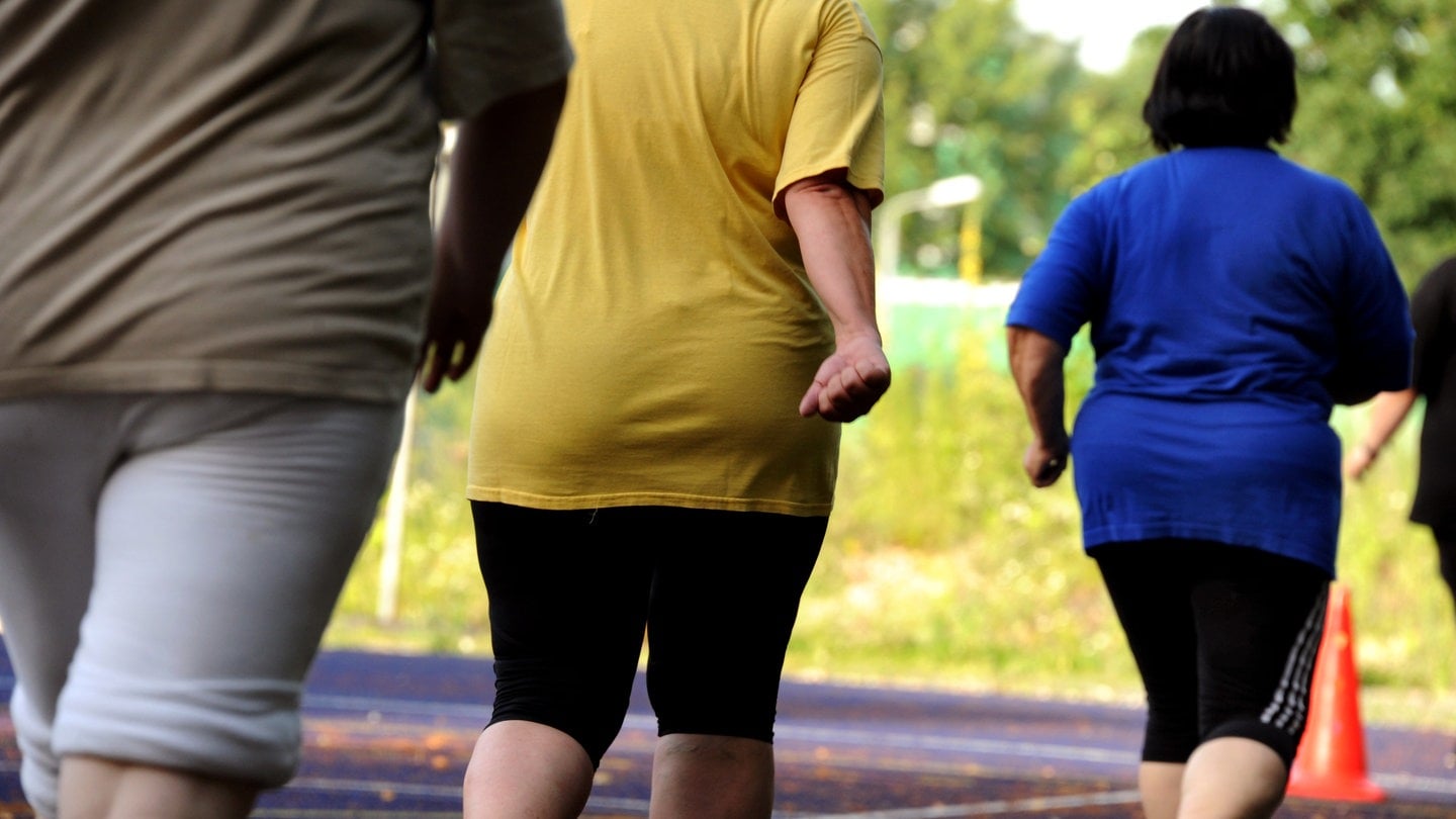 ARCHIV - Übergewichtige Frauen und Männern machen im Rahmen des bundesweiten Abnehmprogramms «M.O.B.I.L.I.S.» auf einem Sportplatz in Leipzig Ausdauerübungen (Foto vom 28.06.2012). Mehr als die Hälfte der Erwachsenen in der Europäischen Union ist