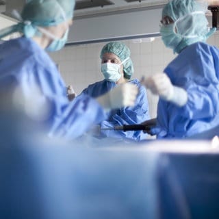 SYMBOLBILD: Laparoskopischen Operation in einem Operationssaal in einem Krankenhaus in Bad Neuenahr, Deutschland.