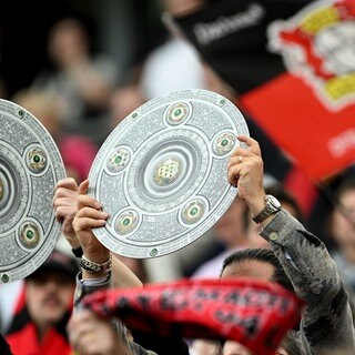 Fußball, Bundesliga, Bayer 04 Leverkusen - SV Werder Bremen, 29. Spieltag, BayArena. Leverkusener Fans halten stilisierte Meisterschalen. 