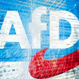 SYMBOLBILD: Das AfD-Logo hinter einer zerbrochenen Scheibe.