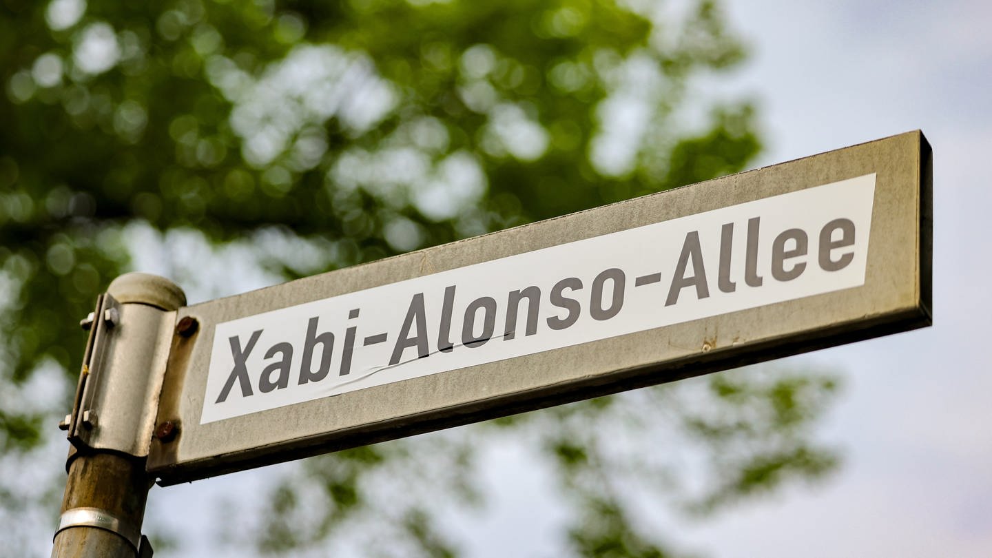 Fußball: Bundesliga, Bayer Leverkusen - Werder Bremen, 29. Spieltag: Rund um das Stadion in Leverkusen haben Fans einige Straßenschilder überklebt, die Straßen heißen nun Xabi-Alonso-Allee.