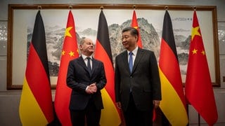 Bundeskanzler Olaf Scholz (SPD) wird von Xi Jinping, Staatspräsident von China, im Staatsgästehaus empfangen.