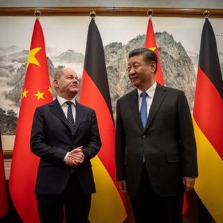 Bundeskanzler Olaf Scholz (SPD) wird von Xi Jinping, Staatspräsident von China, im Staatsgästehaus empfangen.