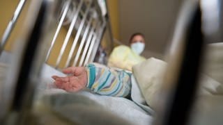 Ein am Respiratorischen Synzytial-Virus (RS-Virus oder RSV) erkrankter Patient liegt auf einer Kinderstation des Olgahospitals des Klinkums Stuttgart in einem Krankenbett.