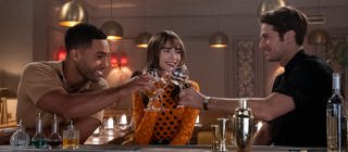 Lucien Laviscount (l) als Alfie, Lily Collins als Emily und Lucas Bravo als Gabriel in der fünften Folge der dritten Staffel der Serie "Emily in Paris" (undatierte Filmszene).