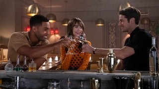 Lucien Laviscount (l) als Alfie, Lily Collins als Emily und Lucas Bravo als Gabriel in der fünften Folge der dritten Staffel der Serie "Emily in Paris" (undatierte Filmszene).