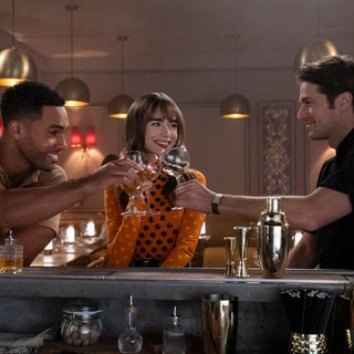 Lucien Laviscount (l) als Alfie, Lily Collins als Emily und Lucas Bravo als Gabriel in der fünften Folge der dritten Staffel der Serie "Emily in Paris" (undatierte Filmszene).