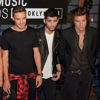 Die Mitglieder der Band One Direction Niall Horan (l-r), Louis Tomlinson, Liam Payne, Zayn Malik und Harry Styles kommen am 25.08.2013 in New York zur Verleihung der MTV Video Music Awards. 