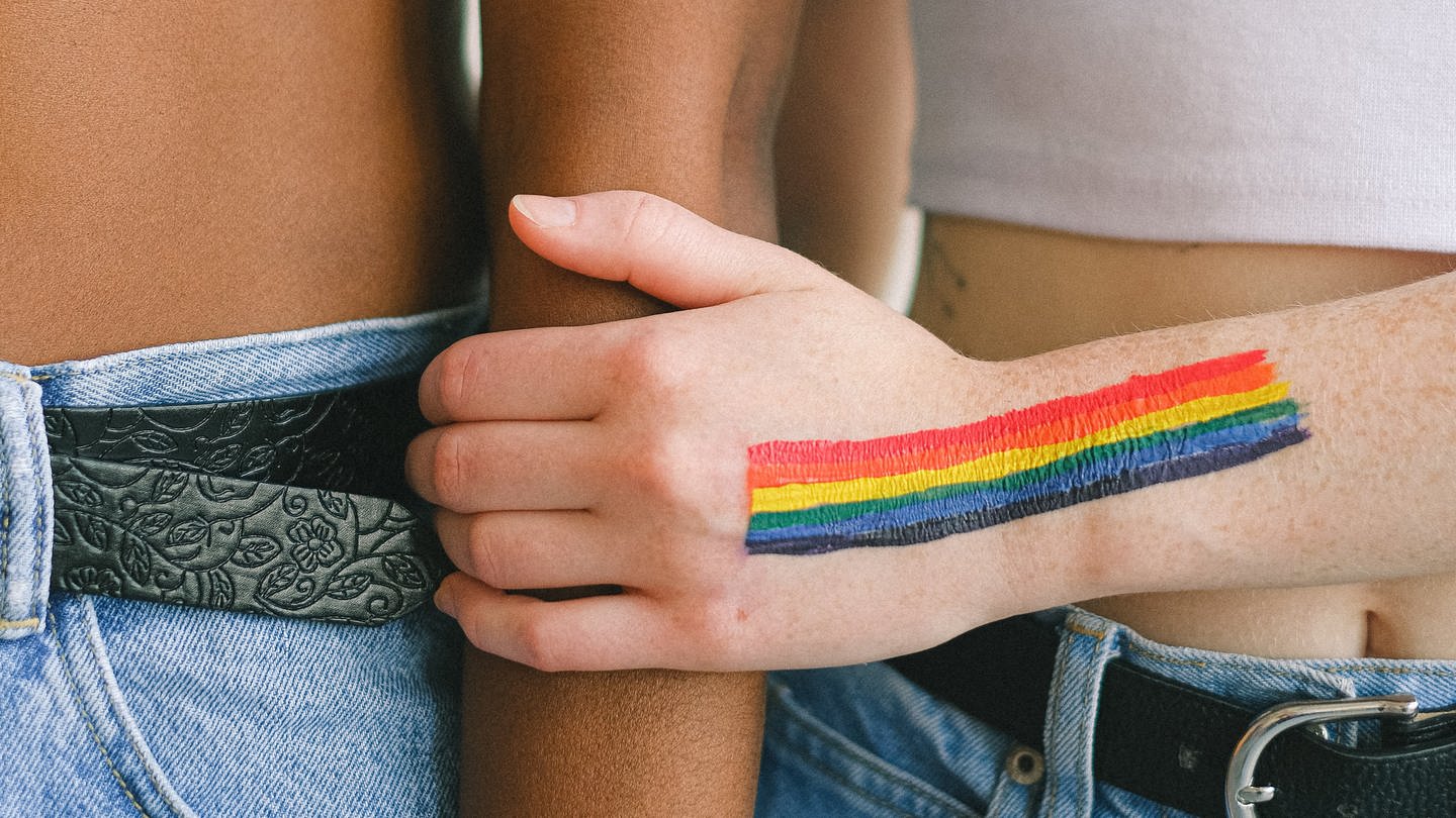 Bild lesbisches Paar Arm in Arm