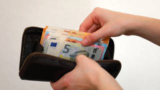 Geldscheine im Portemonnaie: Einige Berufsgruppen bekommen ab April 2023 mehr Gehalt.
