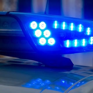 Ein Blaulicht der Polizei leuchtet auf. Die Zahl der Angriffe gegen Polizisten ist in den vergangenen Jahren in Sachsen-Anhalt gestiegen.