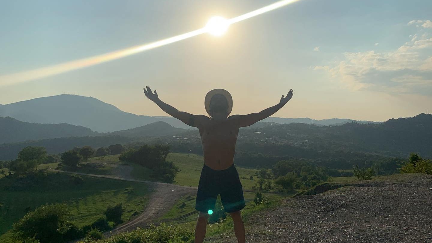 Rohkost Influencer Maxim Lyutyi wollte sein Baby offenbar nur von Sonnenstrahlen ernähren.