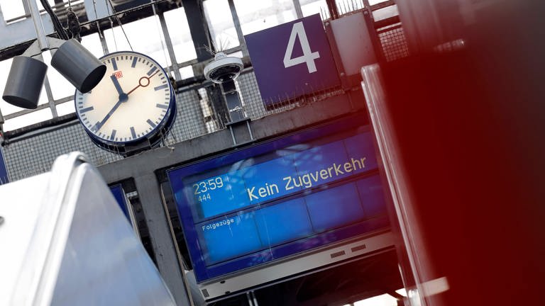Bahn-Streik: Anzeigetafeln weisen Reisende darauf hin, dass kein Zugverkehr mehr stattfindet.