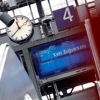Bahn-Streik: Anzeigetafeln weisen Reisende darauf hin, dass kein Zugverkehr mehr stattfindet.