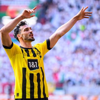  Dortmunds Mats Hummels jubelt nach dem Spiel. Der BVB-Verteidiger hat seinen Vertrag um ein Jahr verlängert.