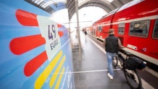 Ein Schild weist in einem Bahnhof auf das Deutschlandticket hin. Aktuell kostet es 49 Euro pro Monat. In Zukunft soll es noch verbessert werden.