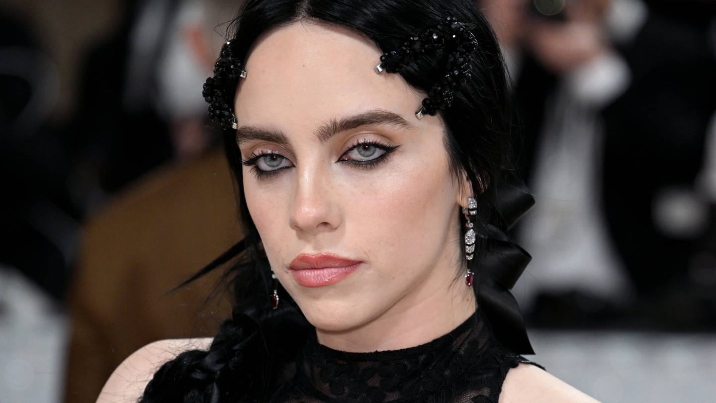 Billie Eilish auf dem roten Teppich der Met Gala 2023. Auf Instagram macht sie eine Ansage gegen ihre Hater.