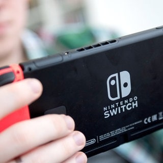 Ein Gamer spielt mit einer Nintendo Switch Konsole. - Nintendo verlauft keine Spiele und Produkte mehr in Russland.