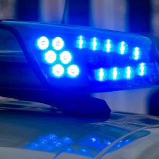 Seit Freitag wird die 16-jährige Aclea aus Weilerbach im Landkreis Kaiserslautern vermisst. Die Polizei braucht jetzt Unterstützung. Ein Blaulicht der Polizei leuchtet auf. 