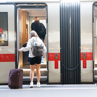 Leute steigen in einen ICE-Zug - Seit dem 7. Juni 2023 gelten neue Fahrgastrechte. Es gibt vor allem Änderungen bei den Entschädigungen
