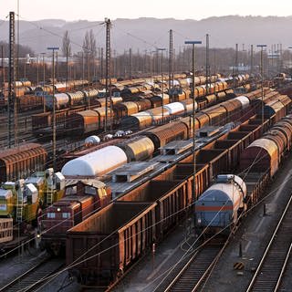 Symbolbild: Güterzüge fahren durch eine Zugbildungsanlage