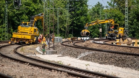 Bauarbeiten finden auf der Bahnstrecke zwischen der Haltestelle Stuttgart-Nürnberger Straße und Sommerrain statt. Für die Digitalisierung des Bahnknotens Stuttgart müssen tausende Kilometer Kabel verlegt werden.