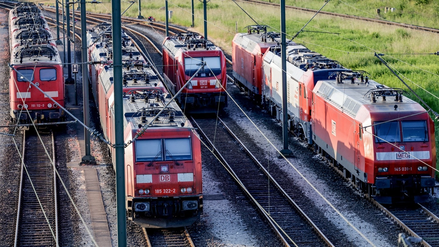 Lokomotiven stehen aufgereiht auf den Gleisen.