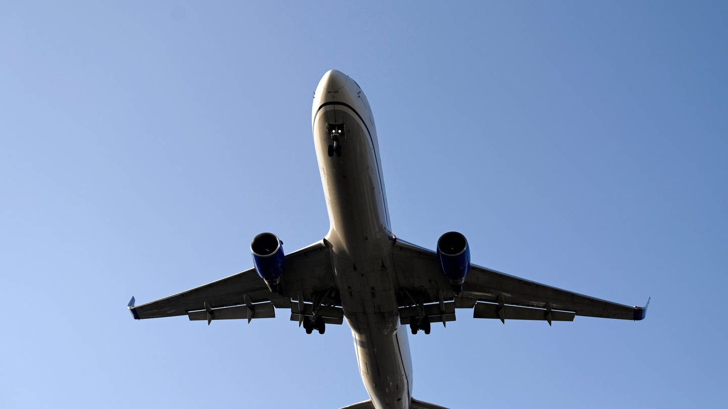 Eine Frau hat nackt in einem Flugzeug randaliert.