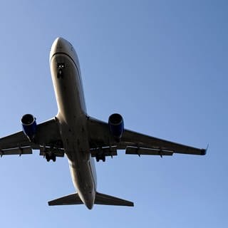 Eine Frau hat nackt in einem Flugzeug randaliert.