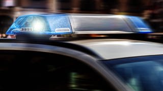 Streifenwagen mit Blaulicht. Nachdem 16-Jährige sexuell belästigt wird, sucht die Polizei den Täter