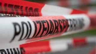 Absperrband der Polizei sperrt eine Fundstelle ab. In Weingarten (Rheinland-Pfalz) wurde ein 17-Jähriger mit einem Messer getötet.