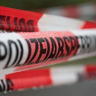Absperrband der Polizei sperrt eine Fundstelle ab. In Weingarten (Rheinland-Pfalz) wurde ein 17-Jähriger mit einem Messer getötet.