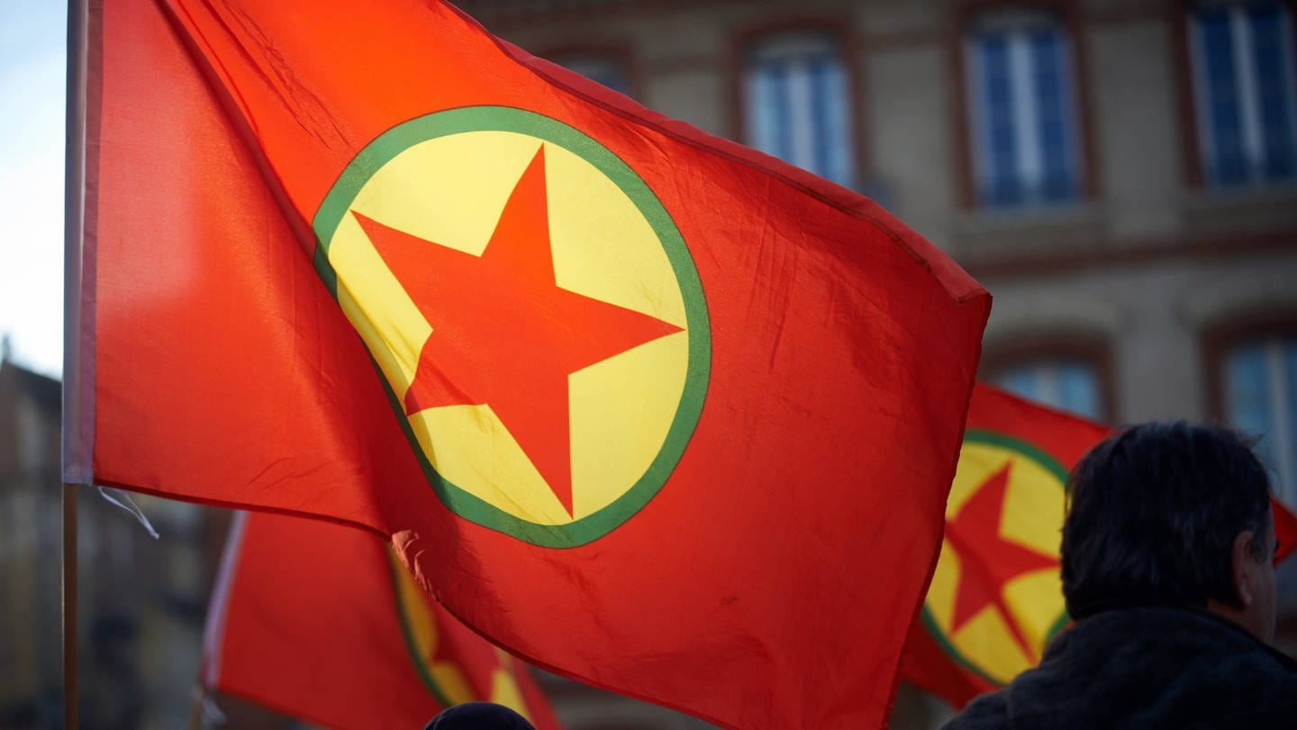 Flagge der verbotenen, kurdischen Arbeiterpartei PKK auf einer Demonstration.