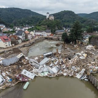 Meterhoch türmen sich Wohnwagen, Gastanks, Bäume und Schrott an einer Brücke über die Ahr in Altenahr-Kreuzberg. Aufnahme vom 8.10.21 