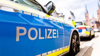 Zwei Einsatzfahrzeuge der Polizei stehen am Straßenrand. Seit letzten Donnerstag wird eine 15-Jährige aus Frankenthal in Rheinland-Pfalz vermisst.