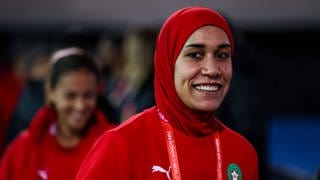 Die marokkanische Nationalspieleren Nouhaila Benzina ist die erste Frau mit Hijab, die an der WM teilnimmt.