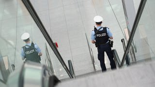 Ein Polizist am Münchner Flughafen