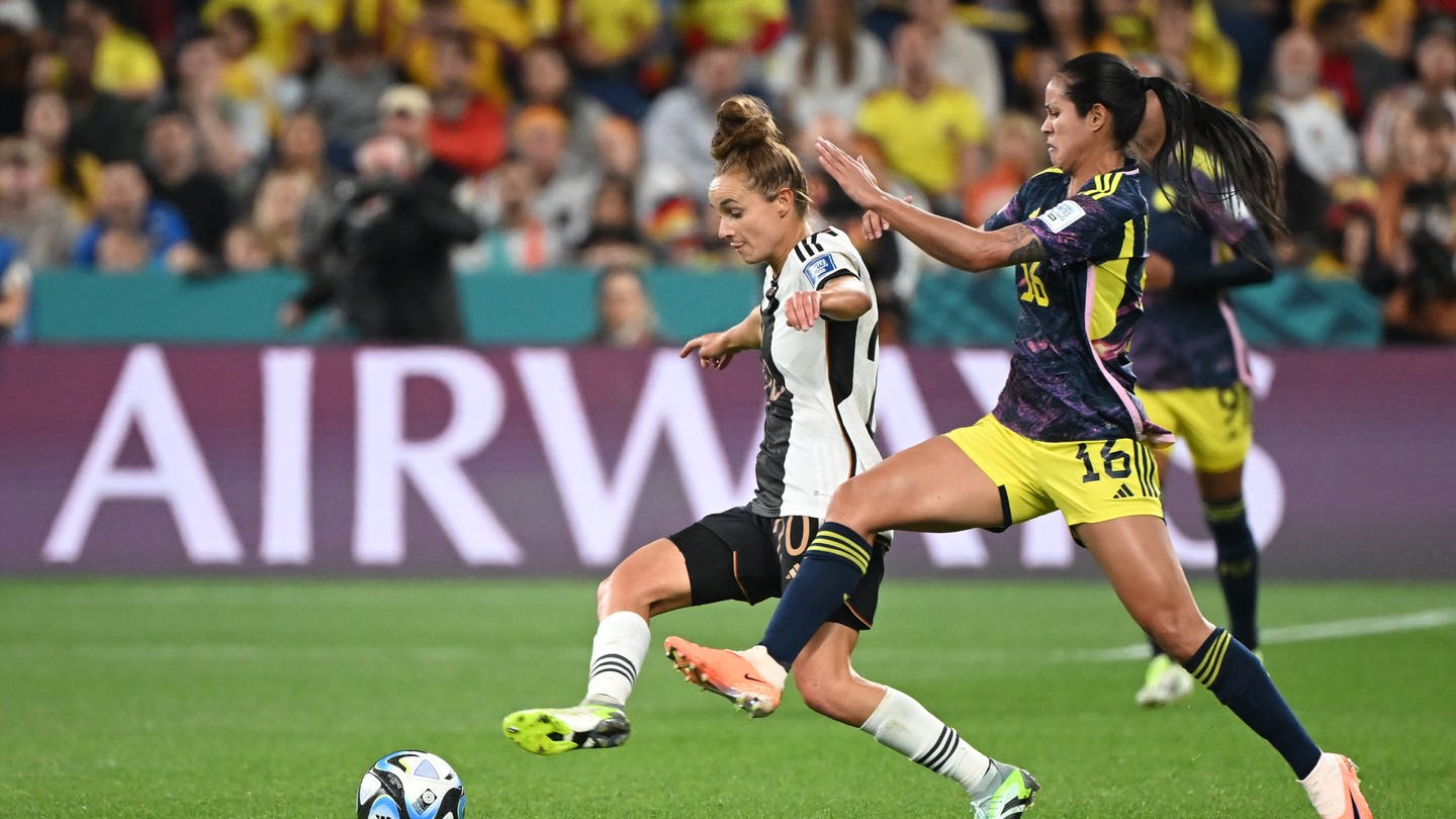 Fußball, Frauen: WM, Deutschland - Kolumbien, Vorrunde, Gruppe H, 2. Spieltag im Sydney Football Stadium, Deutschlands Lina Magull (l) und Kolumbiens Lady Andrade kämpfen um den Ball.