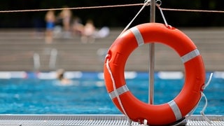 Im Kölner Stadionbad genießen Badegäste bei sommerlichen Temperaturen die Freibad-Saison.